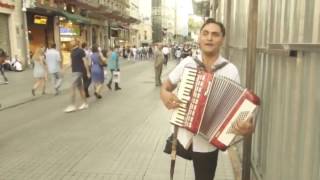 İstiklal Caddesinde Harika Bir Performans Ve Ona Eşlik Eden Güzel Kız