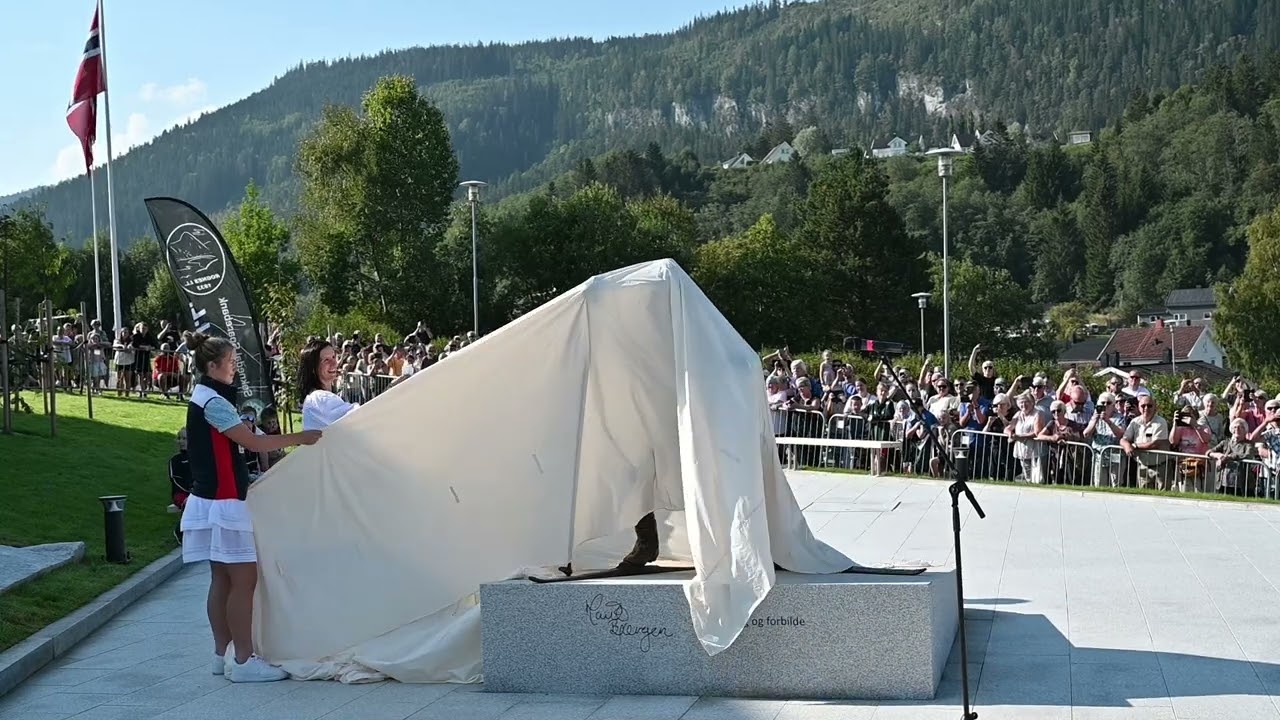 Marit Bjørgen-statuen avduket ved Gauldal skole- og kultursenter på Støren