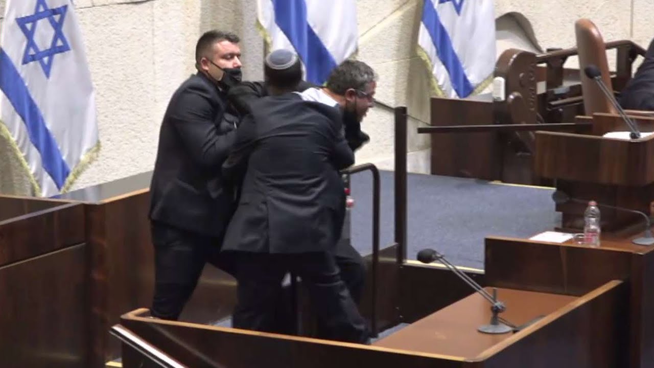 הפארסה במליאה: כשבן גביר נגרר החוצה בכוח