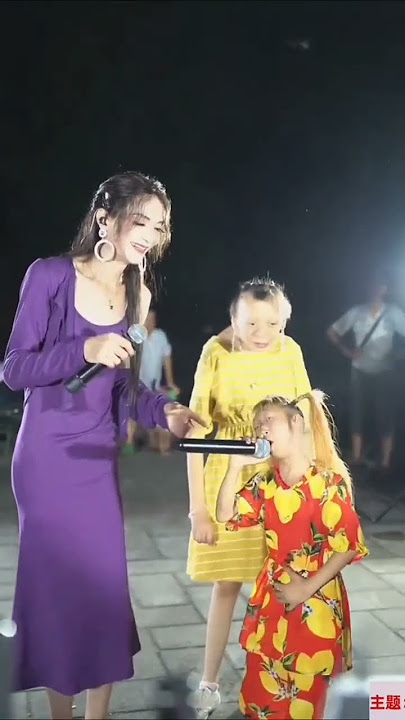 Hai semua perkenalkan namaku xiao-xiao biasa dipanggil dobby,disini aku sedang bernyanyi