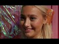 Rosa fik 02 i studenterhuen - nu har hun sit eget tøjmærke