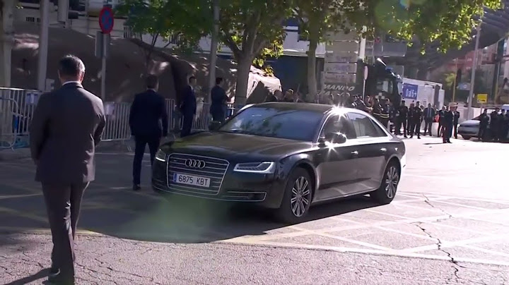 Sánchez llega unos minutos tarde al desfile entre abucheos e insultos