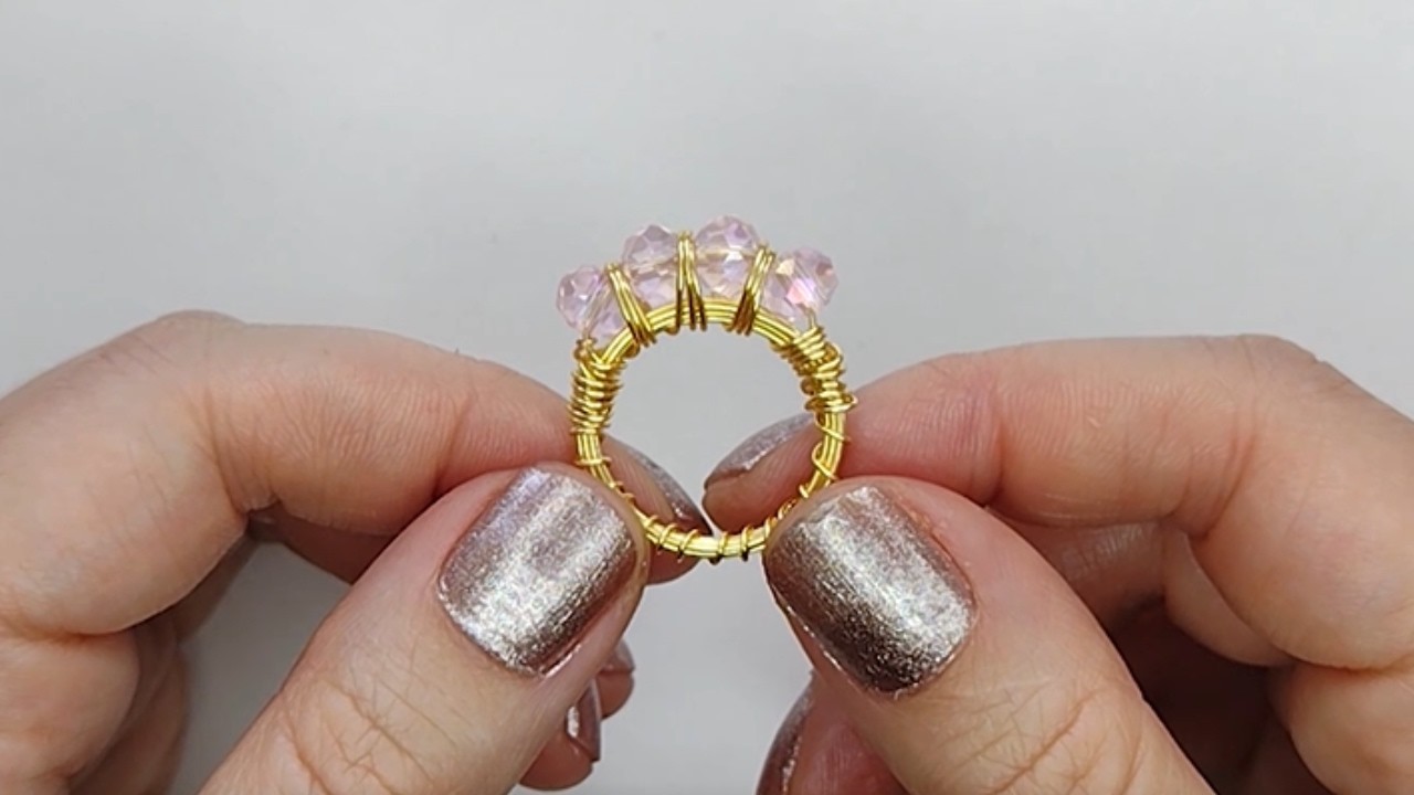 Anillo de alambre y cristales