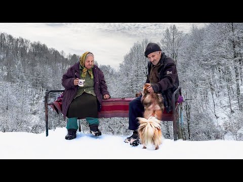 Видео: Счастливая старость пожилой пары в горной деревне зимой вдали от цивилизации