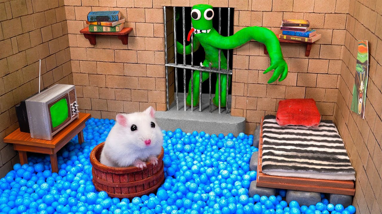 Hamster Trapped In Rainbow Friends Maze With Green Monsters 🐹