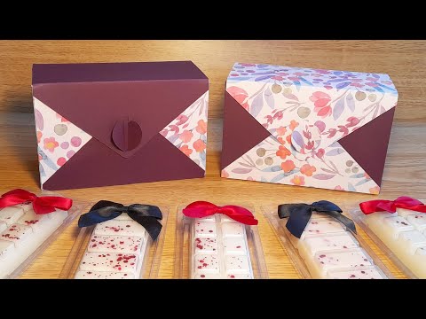 An envelope box to hold five snap bars in clamshells. Taking the SVG through Design Space.