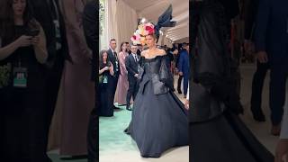 Zendaya En La Llegada A La Alfombra De La #Metgala