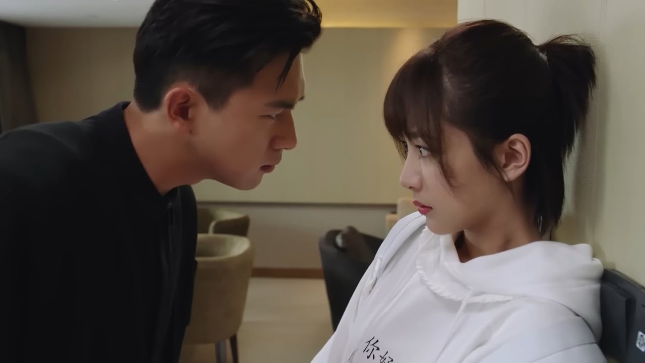 Золушка призналась ему в любви, и он прижал ее к стене: «Что тебе во мне нравится?»🍉