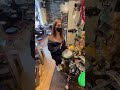 عندما تعزف فتاة الروك على آلة الدربوكة في متجر للموسيقى Shorts 