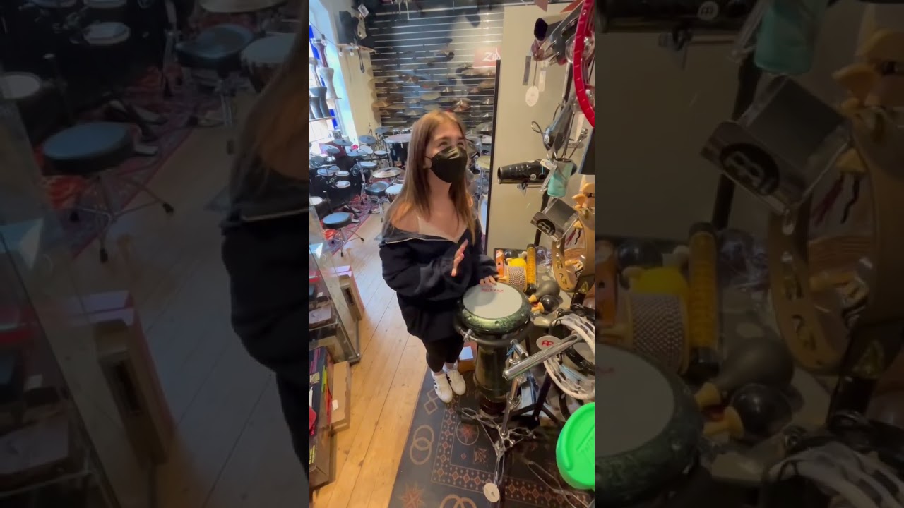 Когда рокерша играет на дарабуке в музыкальном магазине 👀 