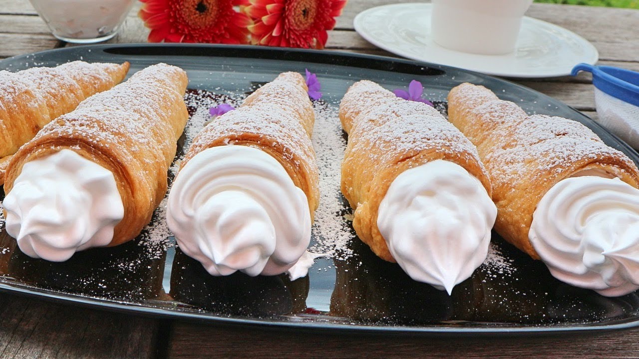 Blätterteig-Hörnchen mit Eiweißcreme / Puff pastry horns with Italian ...