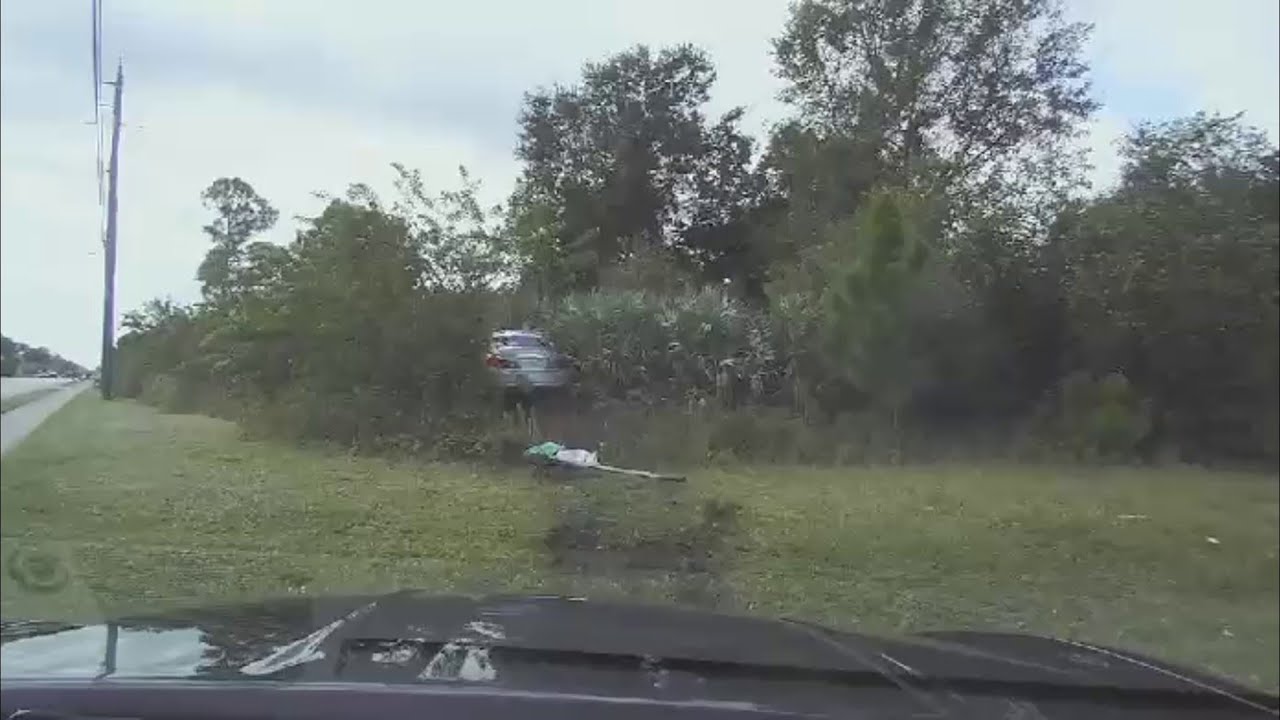 WATCH: Melbourne police pursue armed robbery suspect