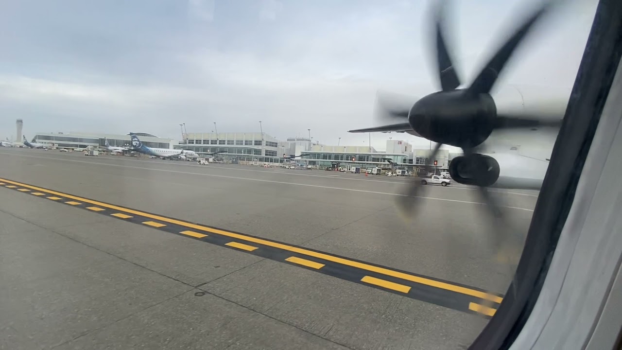 Alaska Airlines Bombardier DHC-8 Q400 takeoff from Seattle