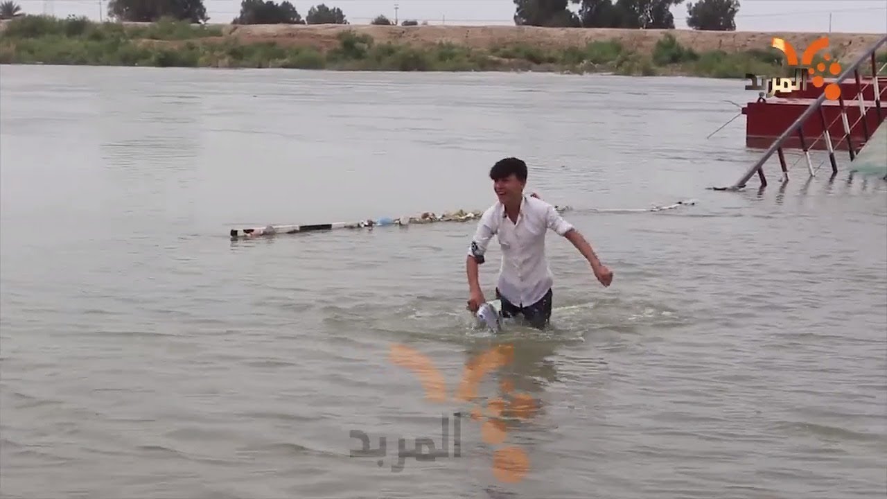 المعاناة تبدأ بسقوط تلميذ وكتبه في مياه دجلة شمال البصرة  شاهد حصريا 