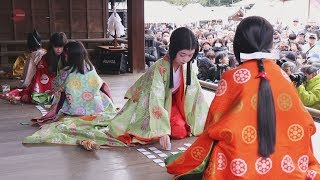 小雪舞う「かるた始め式」 平安装束で 八坂神社