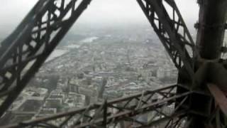 Subiendo al Último piso de la Torre Eiffel..