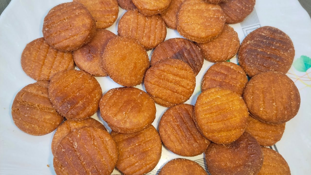 আটা আর ডিম দিয়ে চায়ের আগে তৈরি করে নিন মজাদার  বিস্কুট। 