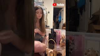 Download Lagu A BEAUTIFUL AND SEXY GIRL'S ROUTINE WHILE LIVE STREAMING AT HOME ORGANIZING HER STUFF📦😊 MP3