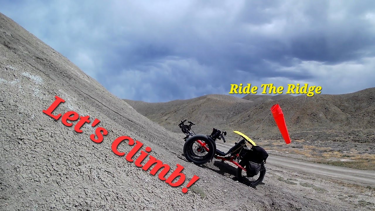 Прокатитесь по горному хребту на лежачем трехколесном велосипеде с широкими покрышками.