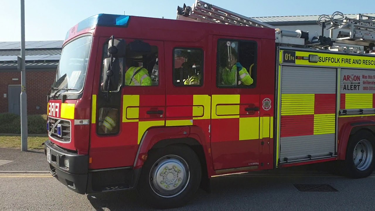 Suffolk Fire and Rescue Service Ipswich East P4 turning out June 2020