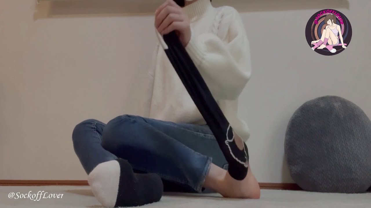 Asian girl 36 (socks off)