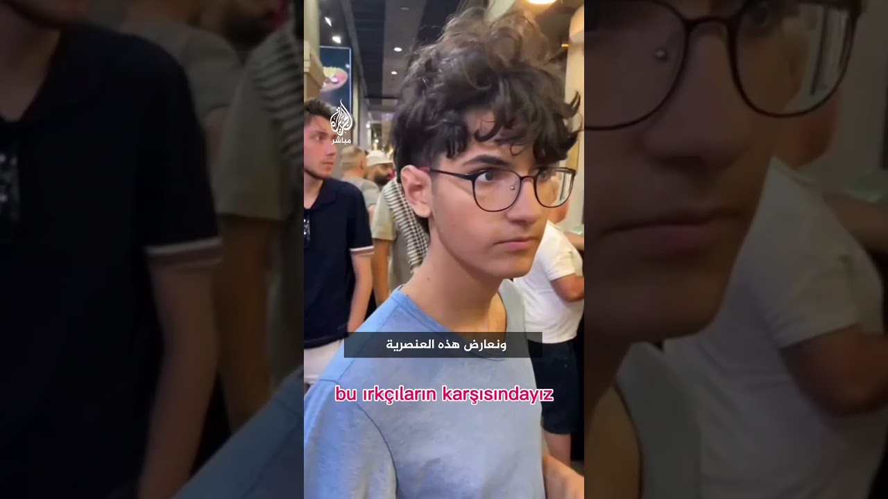 شباب أتراك يزورون محال تجارية لسوريين بمنطقة بشاك شهير بإسطنبول ويقدمون لهم الورود