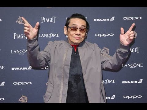 ✅  香港一代傳奇人物泰迪羅賓(本名關維鵬)，年幼時因不慎摔倒，跌斷脊椎，加上細菌感染侵蝕骨骼，導致身高不足150公分，且只能弓著背走路，但卻不影響他在演藝圈的地位，近日，知名導演章國明曝光他的近況，