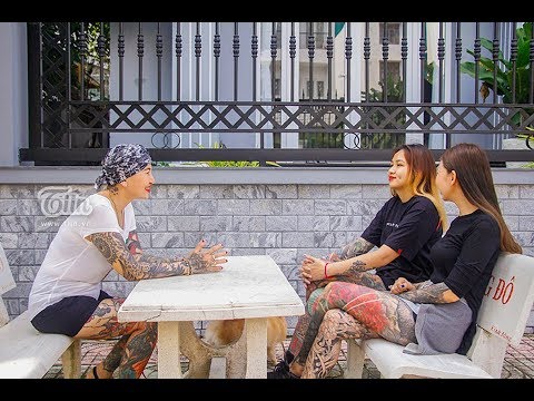 Video Người mẹ 54 tuổi và 2 cô con gái xăm hình kín người ở... - youtube