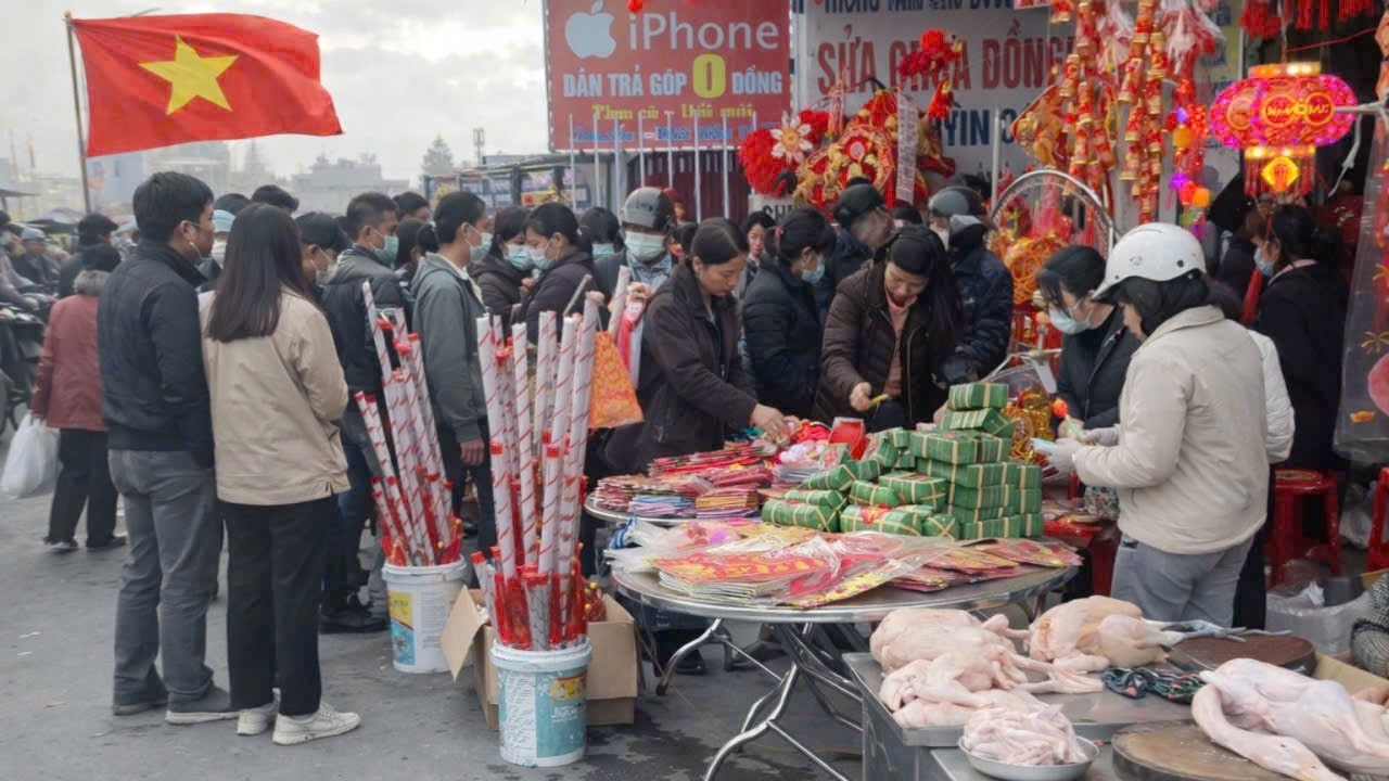 Vietnamese Countryside Market in the Days Before Tet