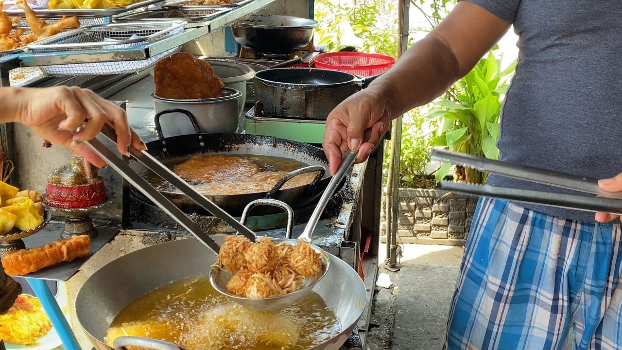 Deep Fried Small Shrimp - Cambodia's Street food [4K Video]