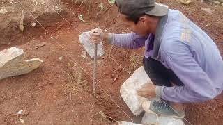 Proses pemasangan batu pondasi rumah