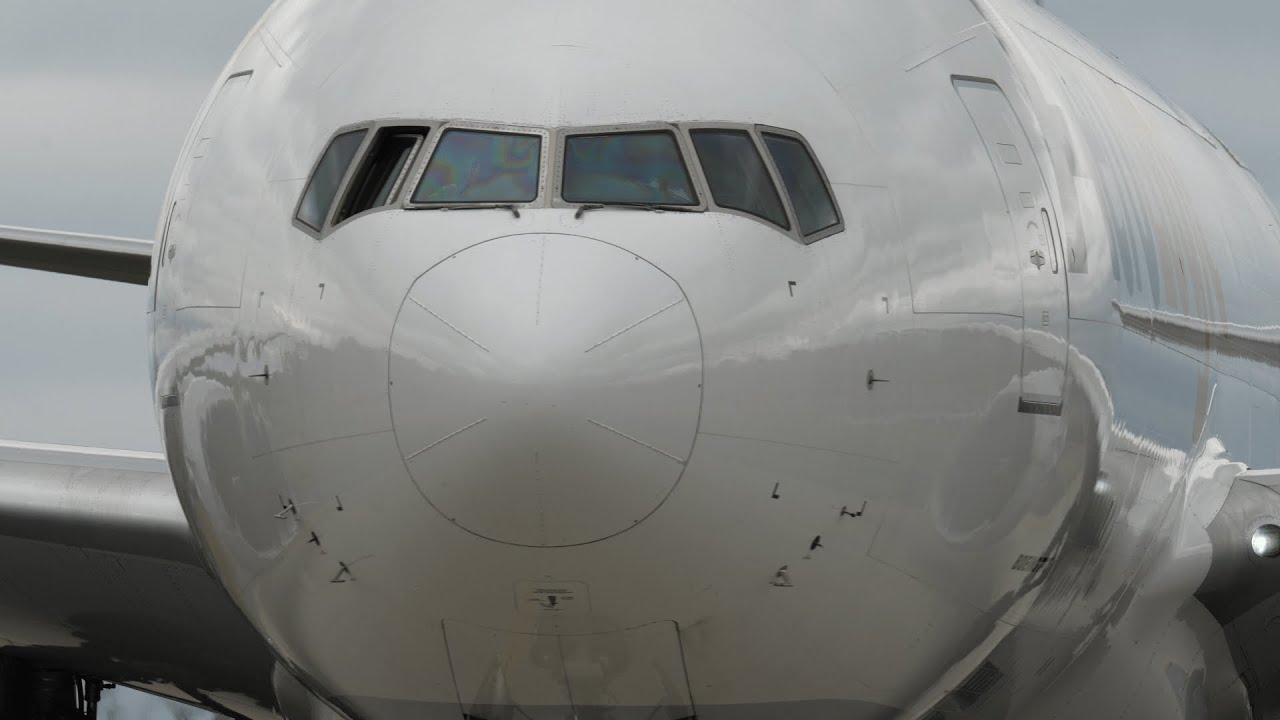 Magic Moment: AeroLogic Pilot winkt bei offenem Cockpit aus der 777F | 4k Planespotting FRA