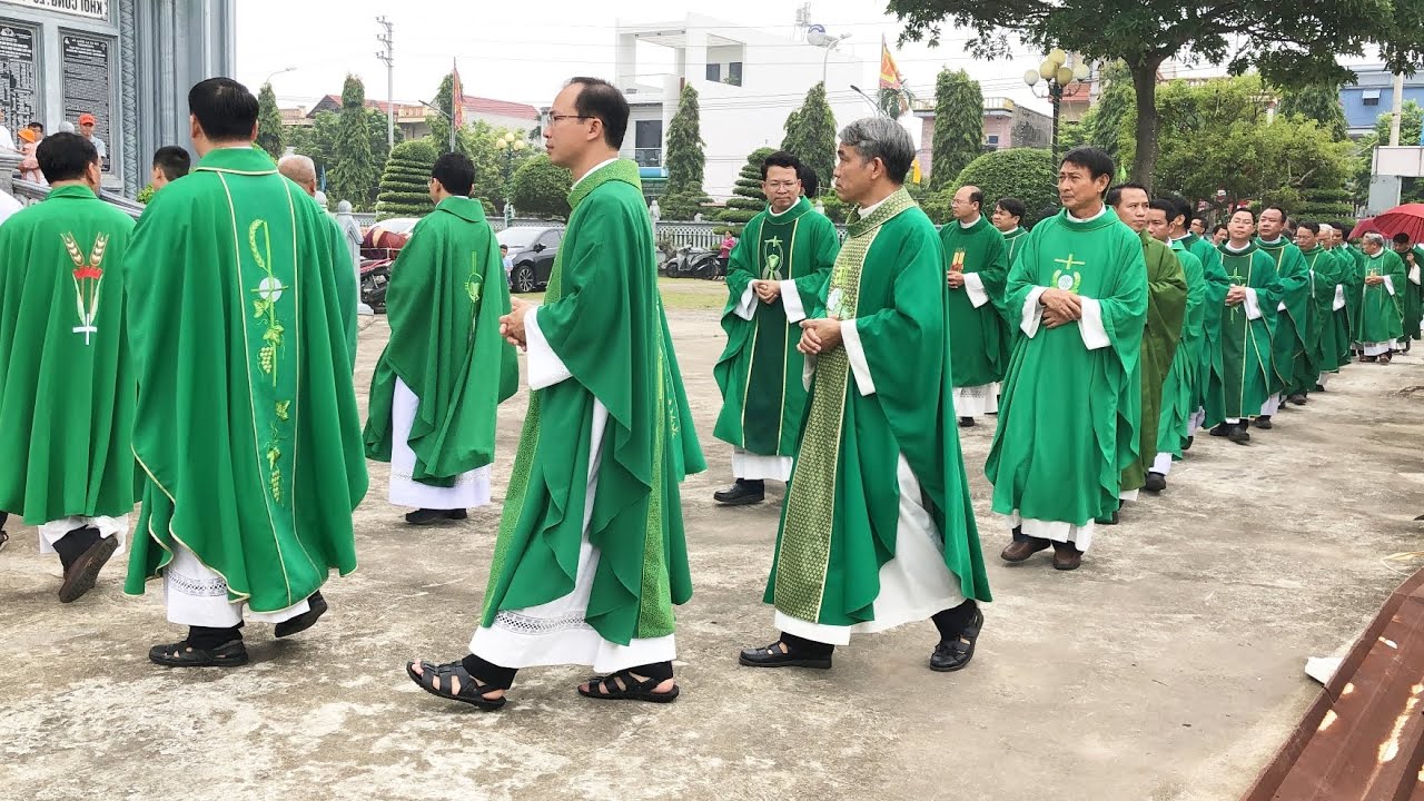 Đón Đoàn Lễ Nghi Vào Dâng Thánh Lễ Đồng Tế Tại Nhà Thờ Giáo Xứ Phú Hóa Giáo Phận Bùi Chu 