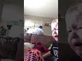 هههه طفل صغير يترجم معنى التضحية ههه