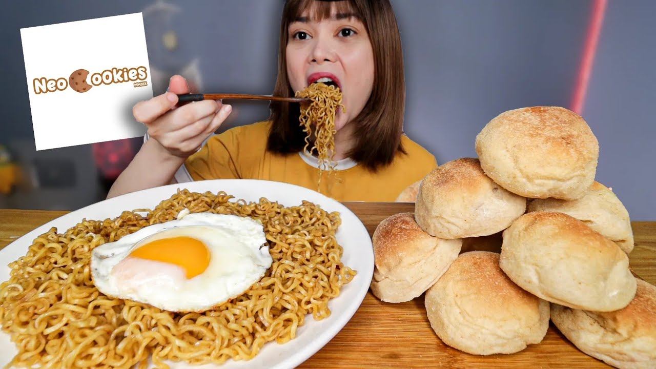 LUCKY ME PANCIT CANTON EXTRA CHILI and PANDESAL MUKBANG
