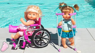 Pauvre Noa et Noé!. Accident dans la piscine! Béquilles, jambe plâtrée et fauteuil roulant!