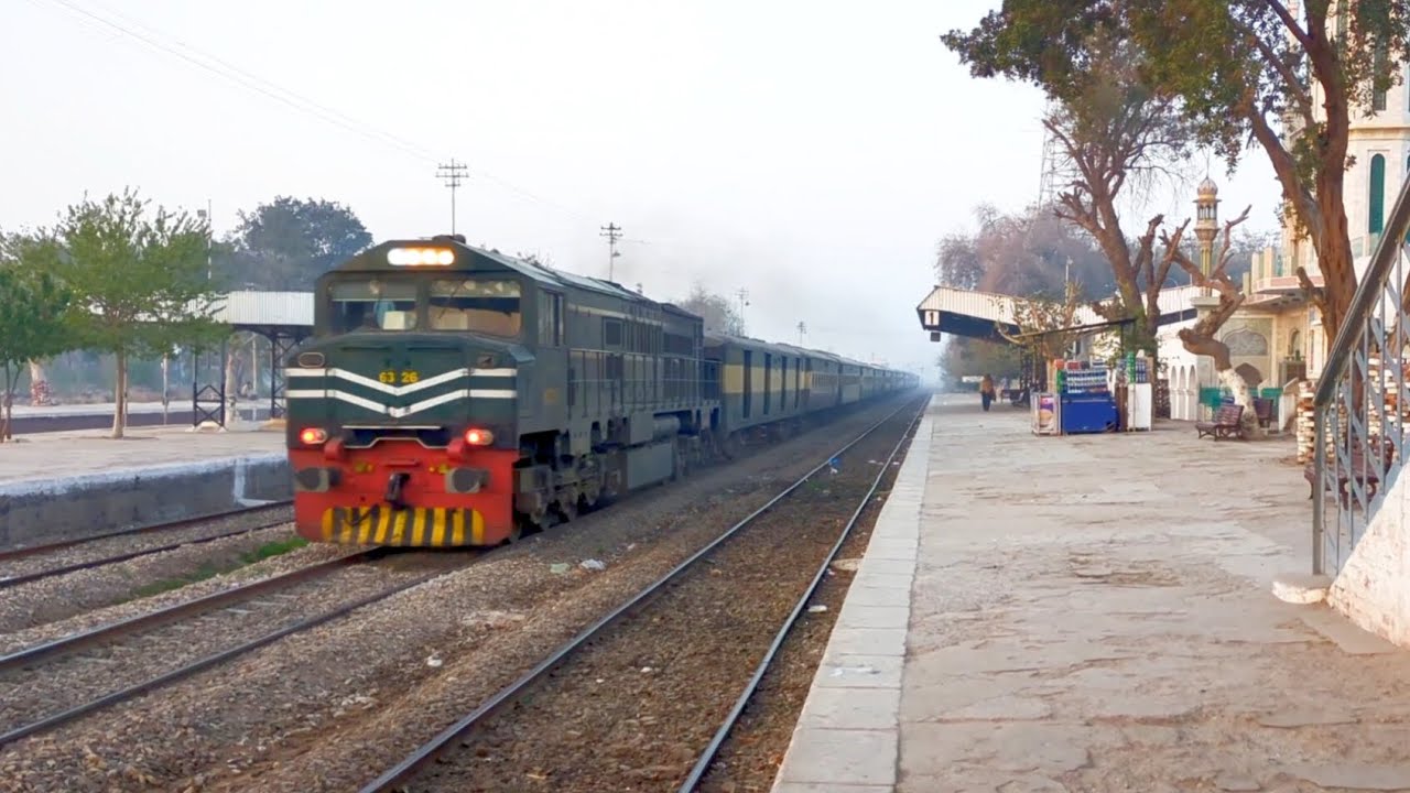 Karakarom express skipping Shorkot Cantt junction with ZCU 30 6319 chuggings #viral #train #trending