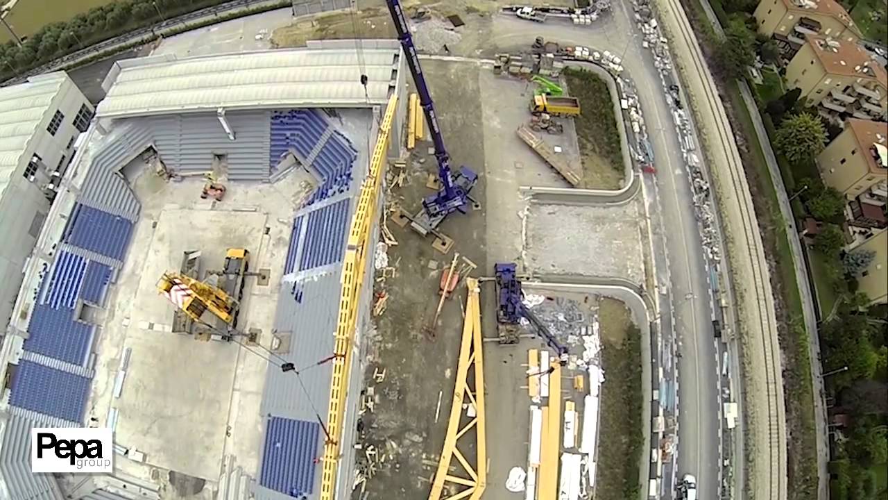 Sollevamento con autogru del tetto del Palasport Civitanova Marche - Pepa Trasporti