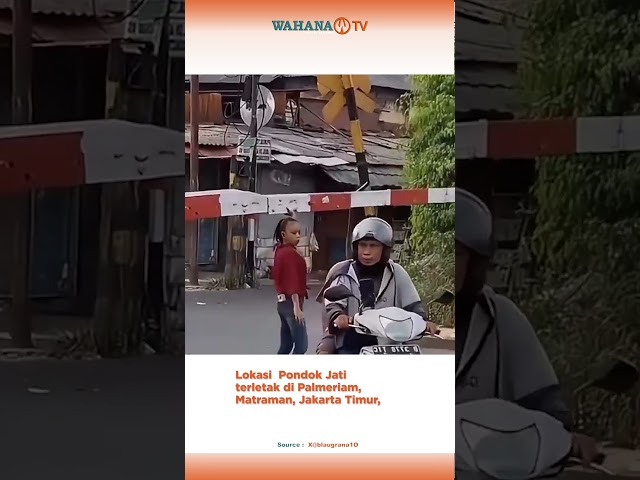 AKSI NEKAT SEORANG WANITA MENJAGA PINTU PERLINTASAN KERETA