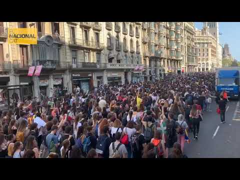 santi vila el nacional Manifestants arriben a Plaça Catalunya cantant els segadors