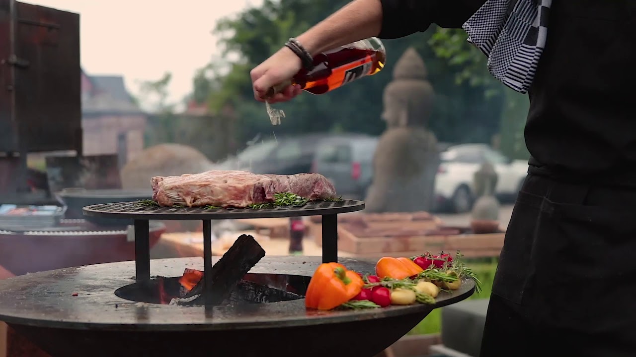 Barbecues | Cheminée bois double foyer Polyflam Grillades et barbecue dans la cheminée avec Polyflam. Grill