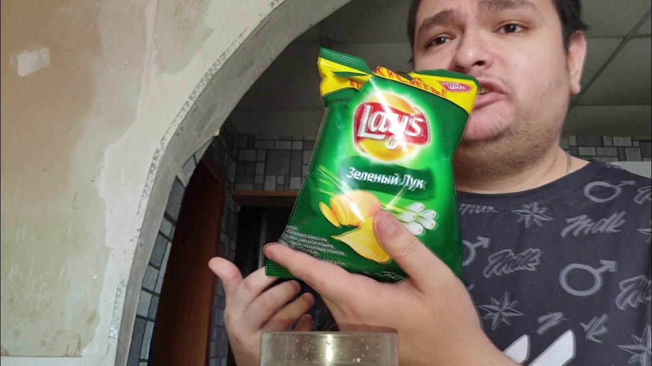 люди едят сухарики. девушка с чипсами. жую чипсы. чипсы лейс 90 гр. чипсы вид сверху.