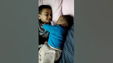 طفله تضرب اخوها الصغير 