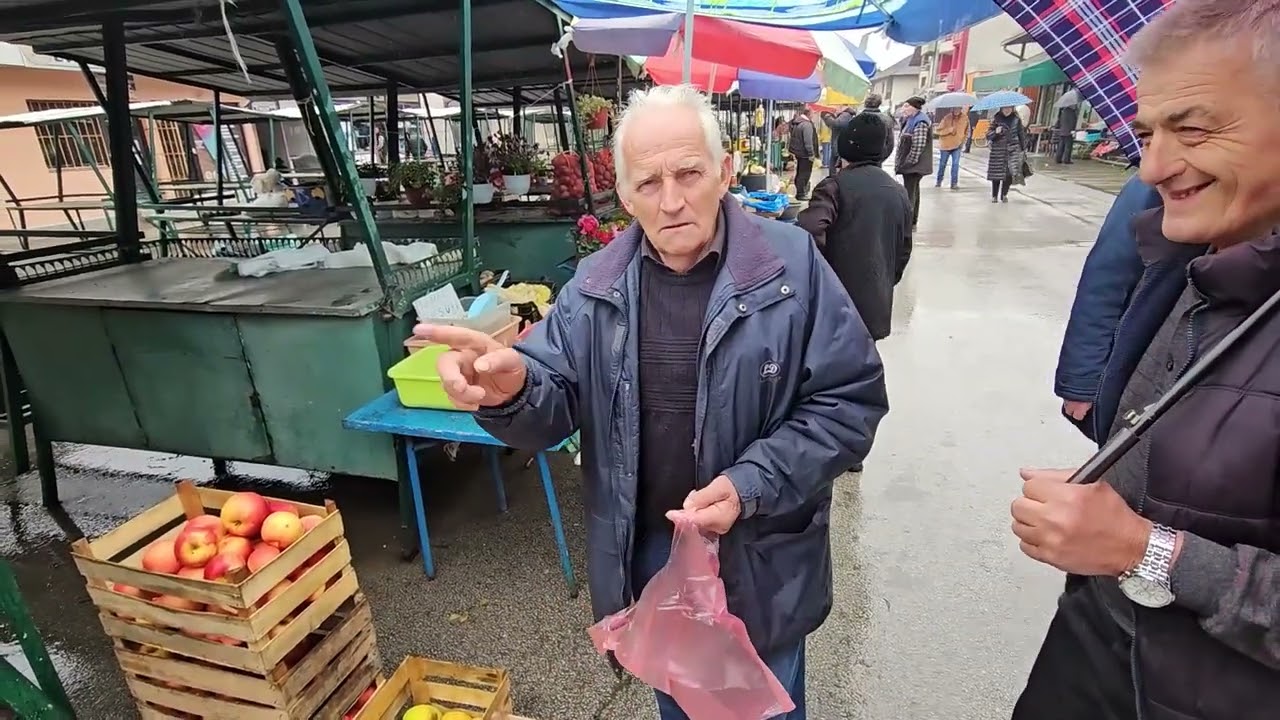 Domaći proizvodi i poznata lica na ivanjičkim tezgama