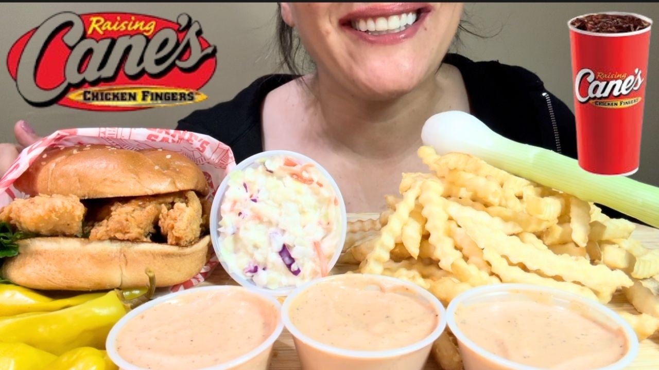 RAISING CANES CRISPY CHICKEN TENDERS SANDWICH  l  MUKBANG  l  ASMR EATING SOUNDS  l  DE Lets Eat