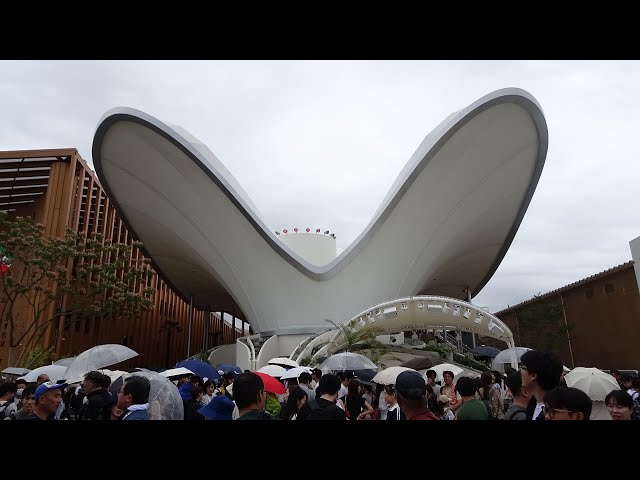 大阪・万博でクウェート館スタッフ sddefault.jpg