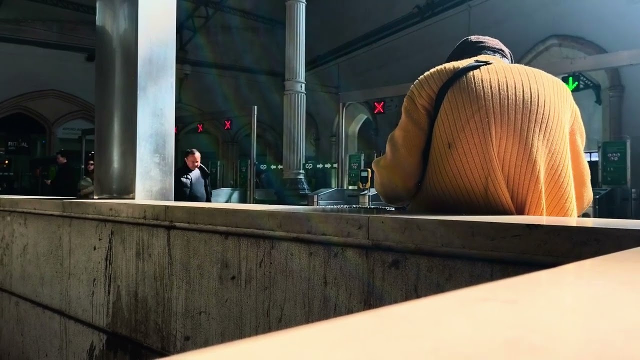 Retrato de alguém que está a combinar palavras numa revista com quadrados pretos e brancos . 