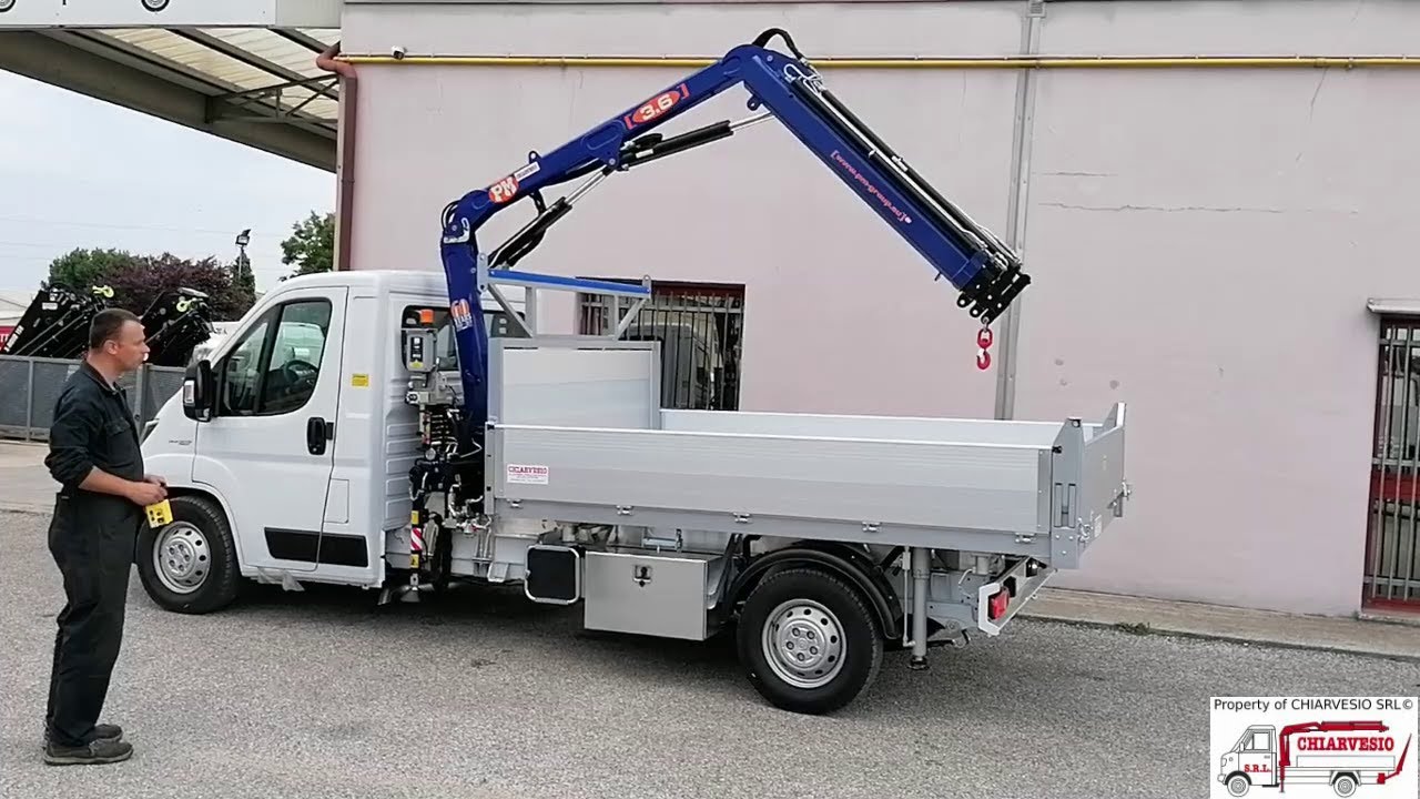 Chiarvesio: Cassone ribaltabile in alluminio  con gru radiocomandata