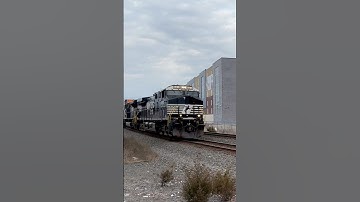 NS 4512 AC44C6M leads NS 269 through Bound Brook, NJ with a friendly crew! (3/28/25)