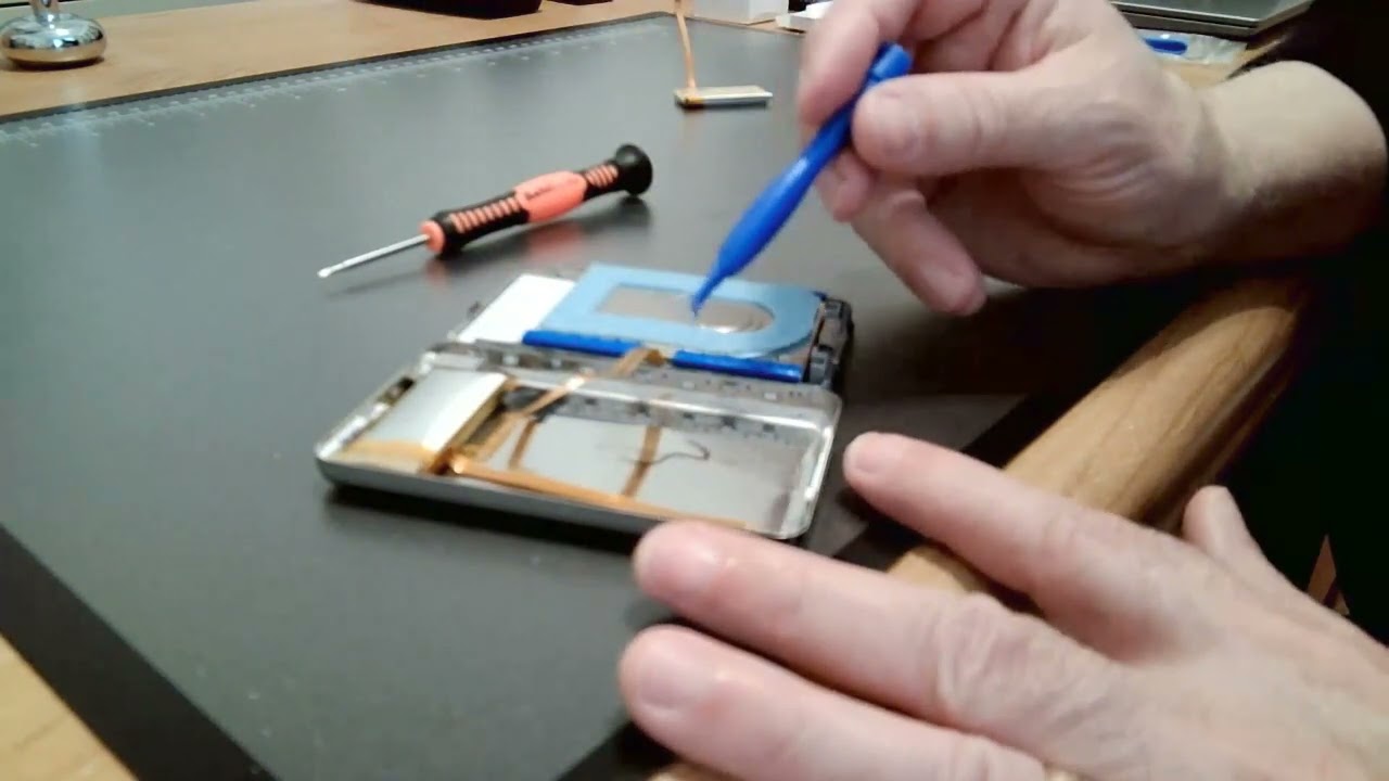Замена батареи в iPod модели A1136